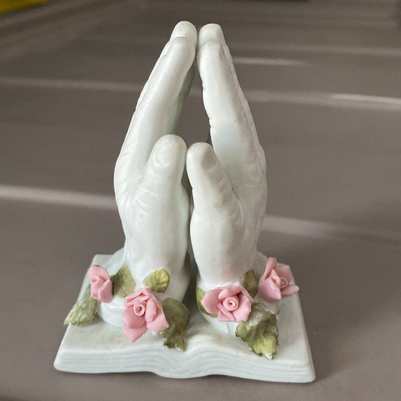 Vintage prayer hands over book and roses figurine - Picture 2 of 14